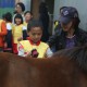 学生与马互动
